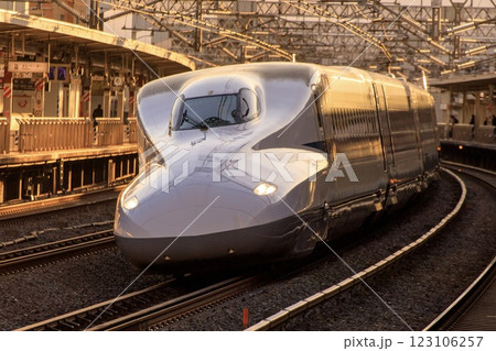 夕日を浴びながら浜松駅を通過する東海道線新幹線 123106257