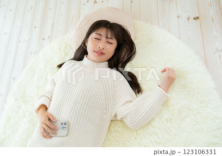 仰向けに寝る日本人女性 123106331