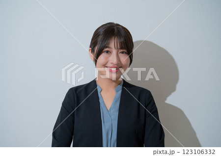白背景でパソコンを持って微笑む日本人女性 123106332