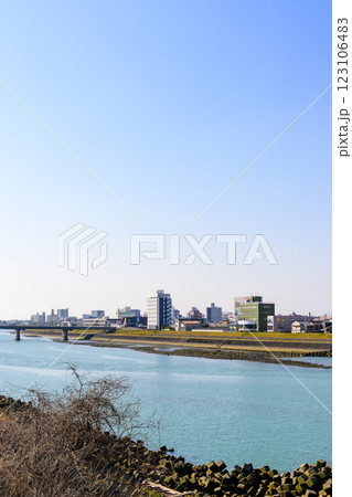 青空を背景に映える球磨川分流堰の新前川堰(分流堰および潮止堰)風景「八代市」 青空を背景に映える球磨川分流堰の新前川堰(分流堰および潮止堰)風景「八代市」 123106483