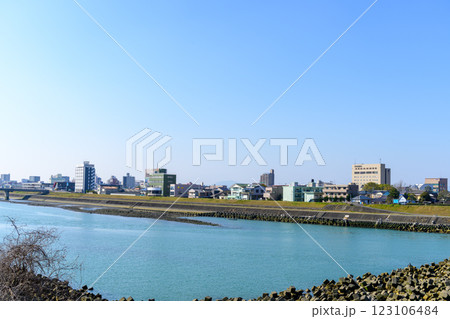 青空を背景に映える球磨川分流堰の新前川堰(分流堰および潮止堰)風景「八代市」 123106484