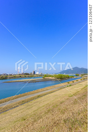 青空を背景に映える球磨川分流堰の新前川堰(分流堰および潮止堰)風景「八代市」 青空を背景に映える球磨川分流堰の新前川堰(分流堰および潮止堰)風景「八代市」 123106487