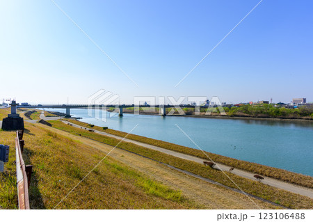 青空を背景に映える球磨川分流堰の新前川堰(分流堰および潮止堰)風景「八代市」 123106488