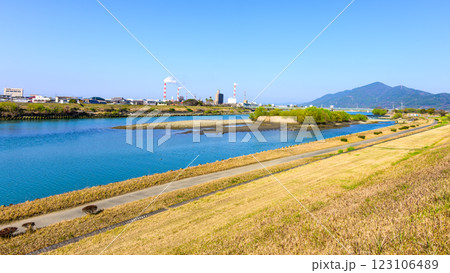 青空を背景に映える球磨川分流堰の新前川堰(分流堰および潮止堰)風景「八代市」 123106489