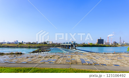 青空を背景に映える球磨川分流堰の新前川堰(分流堰および潮止堰)風景「八代市」 123106492