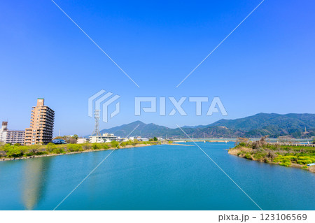 青空を背景に映える球磨川分流堰の新前川堰から観える風景「八代市」 123106569