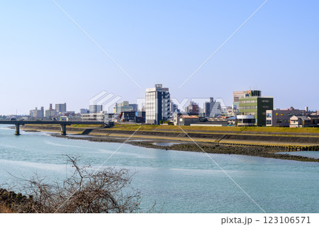 青空を背景に映える球磨川分流堰の新前川堰から観える風景「八代市」 123106571