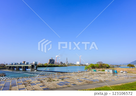 青空を背景に映える球磨川分流堰の新前川堰から観える風景「八代市」 123106572