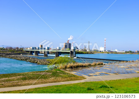 青空を背景に映える球磨川分流堰の新前川堰から観える風景「八代市」 123106573