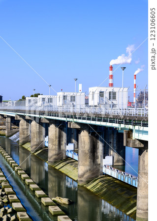 青空を背景に映える球磨川分流堰の新前川堰から観える風景「八代市」 123106605