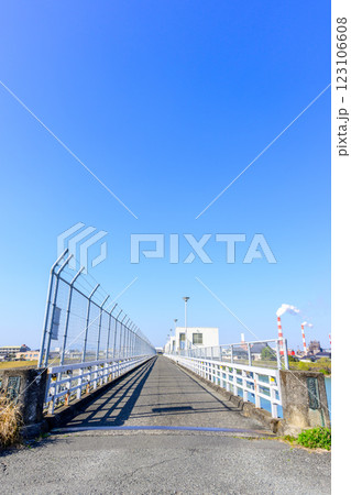 青空を背景に映える球磨川分流堰の新前川堰から観える風景「八代市」 青空を背景に映える球磨川分流堰の新前川堰から観える風景「八代市」 123106608