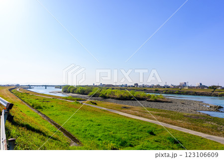 青空を背景に映える球磨川分流堰の新前川堰から観える風景「八代市」 青空を背景に映える球磨川分流堰の新前川堰から観える風景「八代市」 123106609