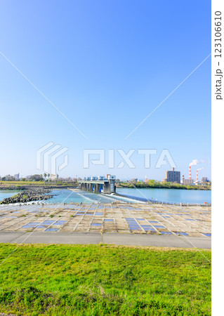 青空を背景に映える球磨川分流堰の新前川堰から観える風景「八代市」 青空を背景に映える球磨川分流堰の新前川堰から観える風景「八代市」 123106610