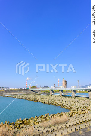 青空を背景に映える球磨川分流堰の新前川堰から観える風景「八代市」 123106666