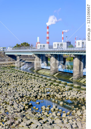 青空を背景に映える球磨川分流堰の新前川堰から観える風景「八代市」 青空を背景に映える球磨川分流堰の新前川堰から観える風景「八代市」 123106667