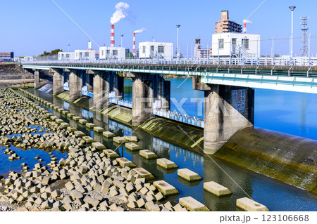 青空を背景に映える球磨川分流堰の新前川堰から観える風景「八代市」 青空を背景に映える球磨川分流堰の新前川堰から観える風景「八代市」 123106668