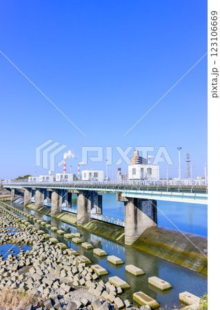 青空を背景に映える球磨川分流堰の新前川堰から観える風景「八代市」 青空を背景に映える球磨川分流堰の新前川堰から観える風景「八代市」 123106669
