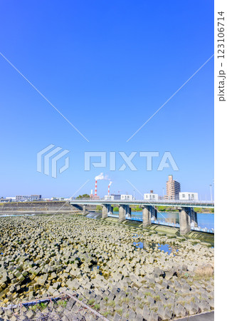 青空を背景に映える球磨川分流堰の新前川堰から観える風景「八代市」 青空を背景に映える球磨川分流堰の新前川堰から観える風景「八代市」 123106714