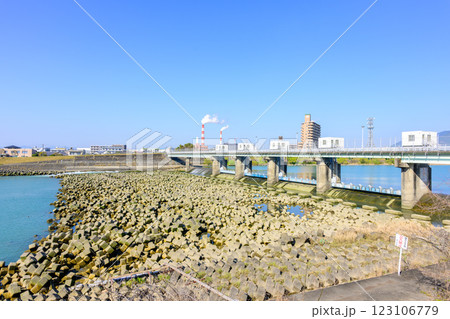 青空を背景に映える球磨川分流堰の新前川堰から観える風景「八代市」 青空を背景に映える球磨川分流堰の新前川堰から観える風景「八代市」 123106779