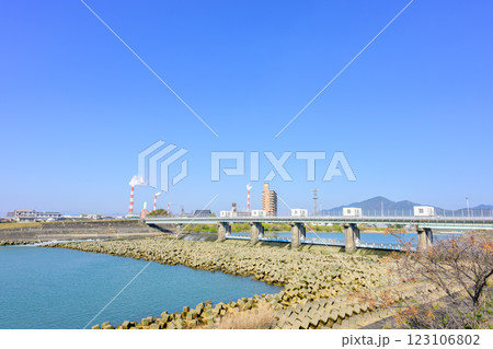 青空を背景に映える球磨川分流堰の新前川堰から観える風景「八代市」 123106802
