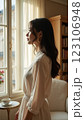 部屋でリラックスする女性 123106948