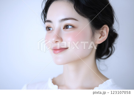 笑顔の白い服を着た女性の横顔 123107058