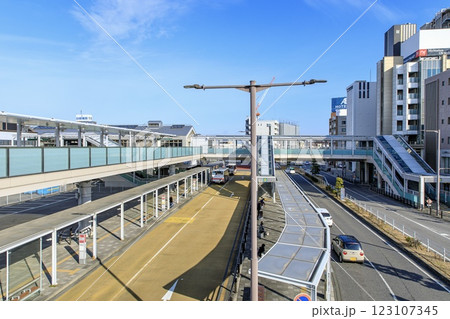 岡崎市、岡崎駅東口ロータリーの風景 123107345