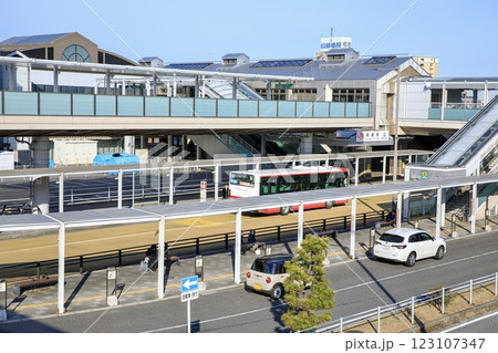 岡崎市、岡崎駅東口ロータリーの風景 123107347
