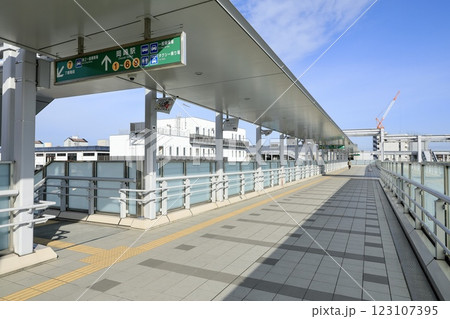 岡崎市、岡崎駅東口のペデストリアンデッキ 123107395