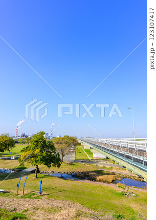 青空を背景に映える　球磨川河川緑地・球磨川河川敷芝生広場から観える風景　(八代市) 123107417