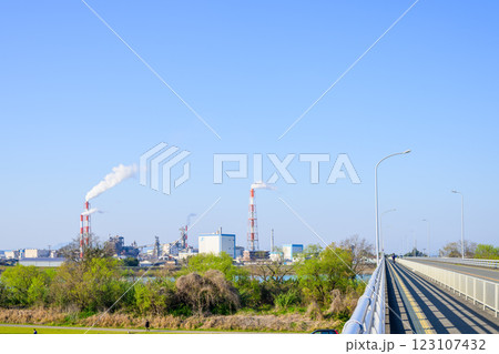 青空を背景に映える 球磨川河川緑地・球磨川河川敷芝生広場から観える風景 (八代市) 青空を背景に映える 球磨川河川緑地・球磨川河川敷芝生広場から観える風景 (八代市) 123107432