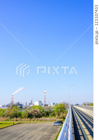 青空を背景に映える　球磨川河川緑地・球磨川河川敷芝生広場から観える風景　(八代市) 123107433