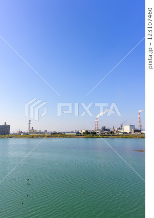 青空を背景に映える　球磨川河川緑地・球磨川河川敷芝生広場から観える風景　(八代市) 123107460