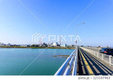 青空を背景に映える　球磨川河川緑地・球磨川河川敷芝生広場から観える風景　(八代市) 123107463