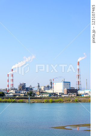 青空を背景に映える　球磨川河川緑地・球磨川河川敷芝生広場から観える風景　(八代市) 123107465