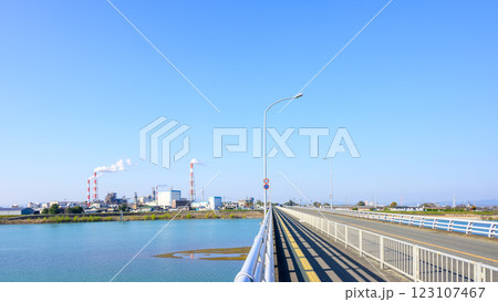 青空を背景に映える　球磨川河川緑地・球磨川河川敷芝生広場から観える風景　(八代市) 123107467