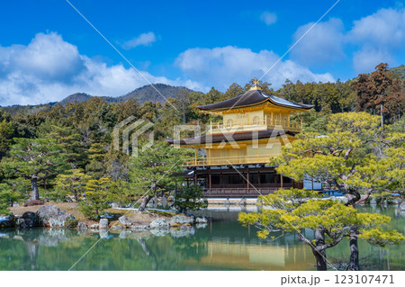 京都市　冬の鹿苑寺（金閣寺） 123107471