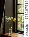 落ち着いた窓辺に飾られた花 123107519