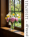 窓辺に置かれた花 123107521