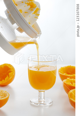 serving a freshly made orange juice 123107808