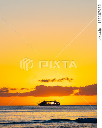 ハワイ　ワイキキビーチのサンセット 123107986