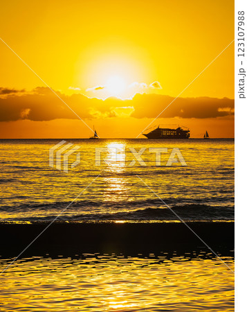 ハワイ ワイキキビーチのサンセット ハワイ ワイキキビーチのサンセット 123107988