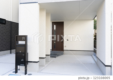 一階が駐車場と玄関のみの一戸建て 123108005