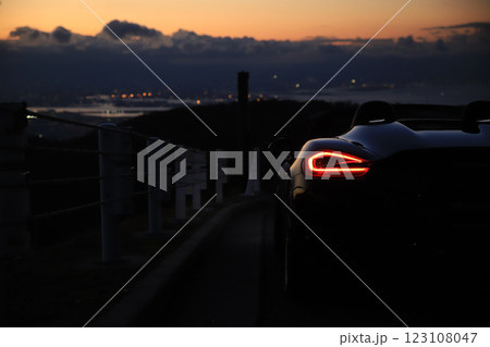 夕暮れの黒いオープンカー 123108047