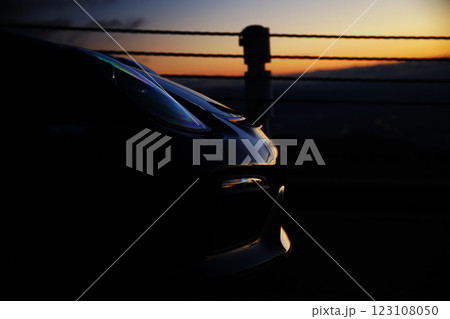 夕暮れの黒いスポーツカー 123108050