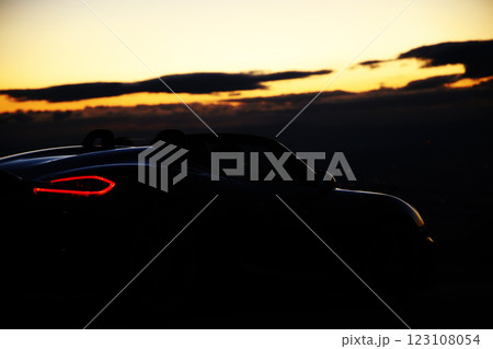 夕暮れの黒いオープンカー 123108054