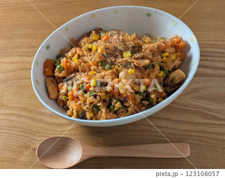 チキンライスと木製スプーン 123108057