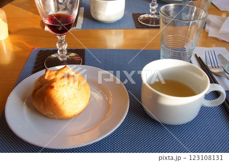 【おれんじ食堂・クルージングディナー】列車内で楽しむこだわりのスープとパン 123108131