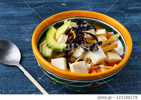 メキシコ料理のソパ・デ・トルティージャ（ソパ・アステカ） 123108178