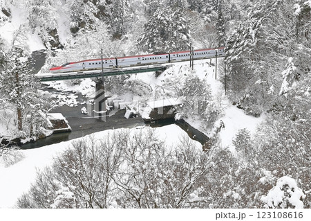 雪景色の秋田新幹線 123108616